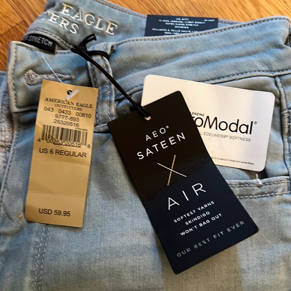 NWT Women’s size 6 American Eagle hi-rise jeggings.